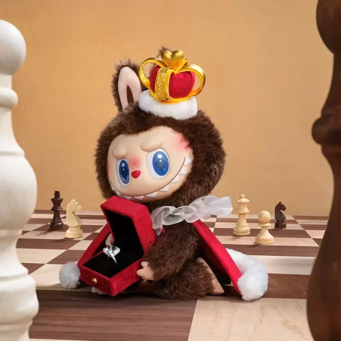 THE MONSTERS Let’s Checkmate Series – Vinyl-Plüschpuppe